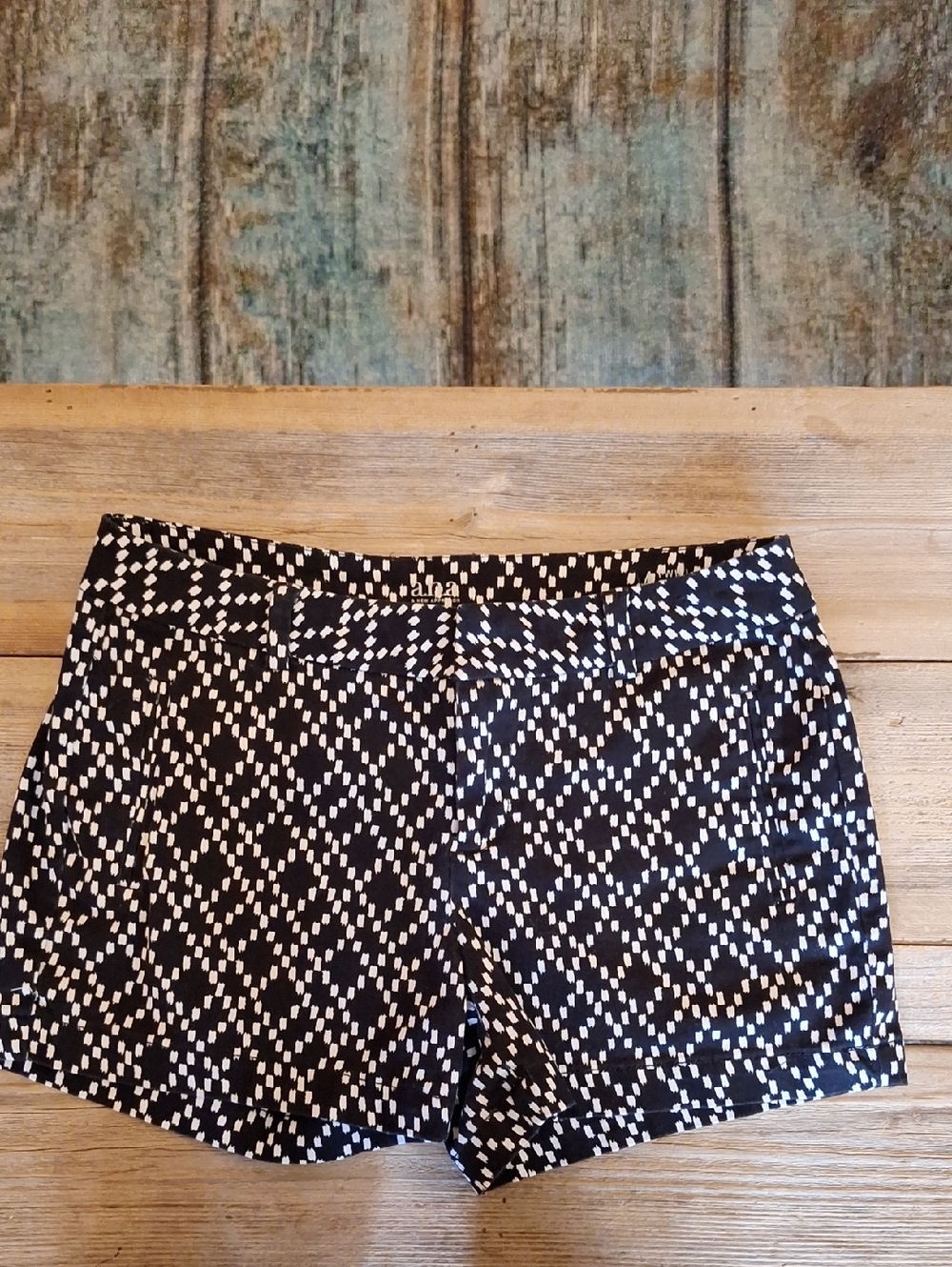 a.n.a Black & White Patterned Bermuda Shorts. Size 4